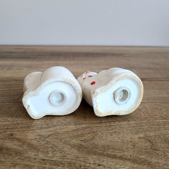 2 white cats with bows and hearts design salt & pepper shakers. - Picture 5 of 6